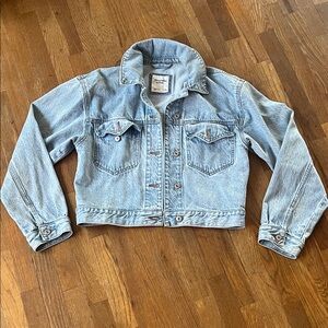 Abercrombie Cropped Light Wash Denim Jacket - S 💙